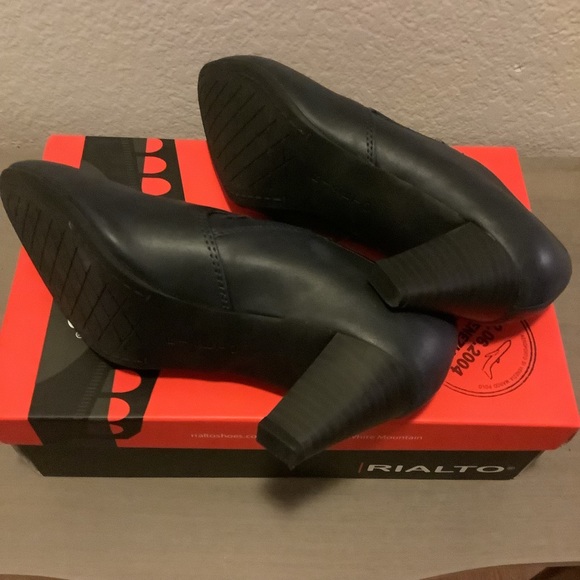 Rialto Brand Navy shootie, low heel, size 7.5 wide - Picture 6 of 6